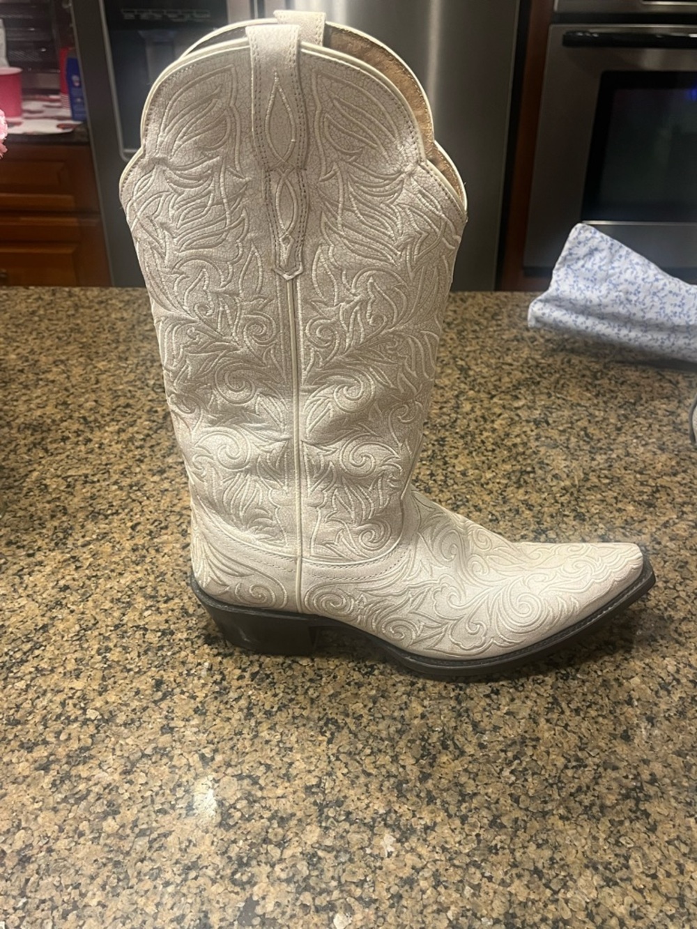 Lovely ariat  Ivory Embroidered Western Heeled Boots
